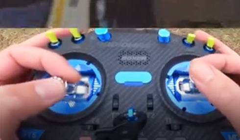 FPV 드론이 차량 내부에서 멋지게 비행합니다.