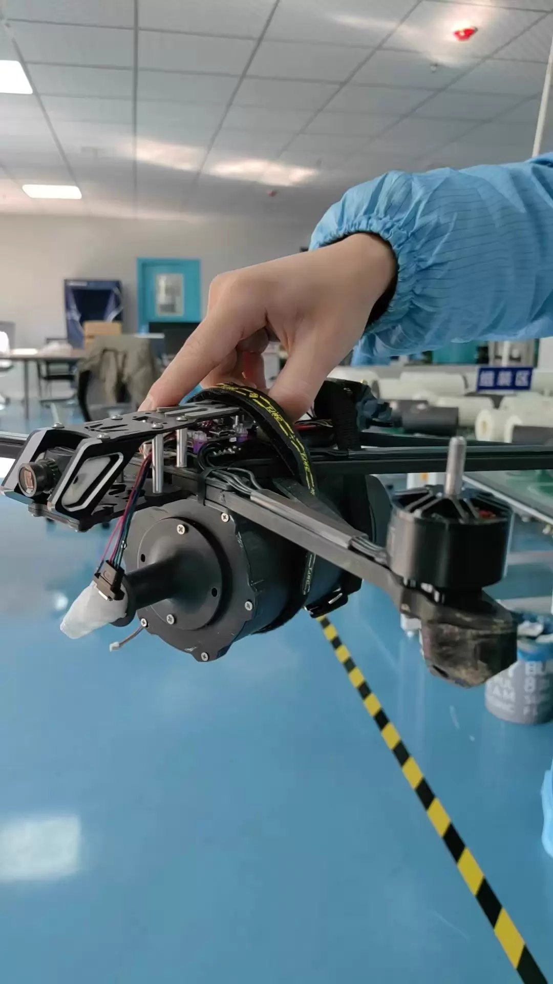 3km, 5km, 10km, 15km, 20km, 30km, 40km 범위의 광섬유 스풀이 장착된 드론입니다.