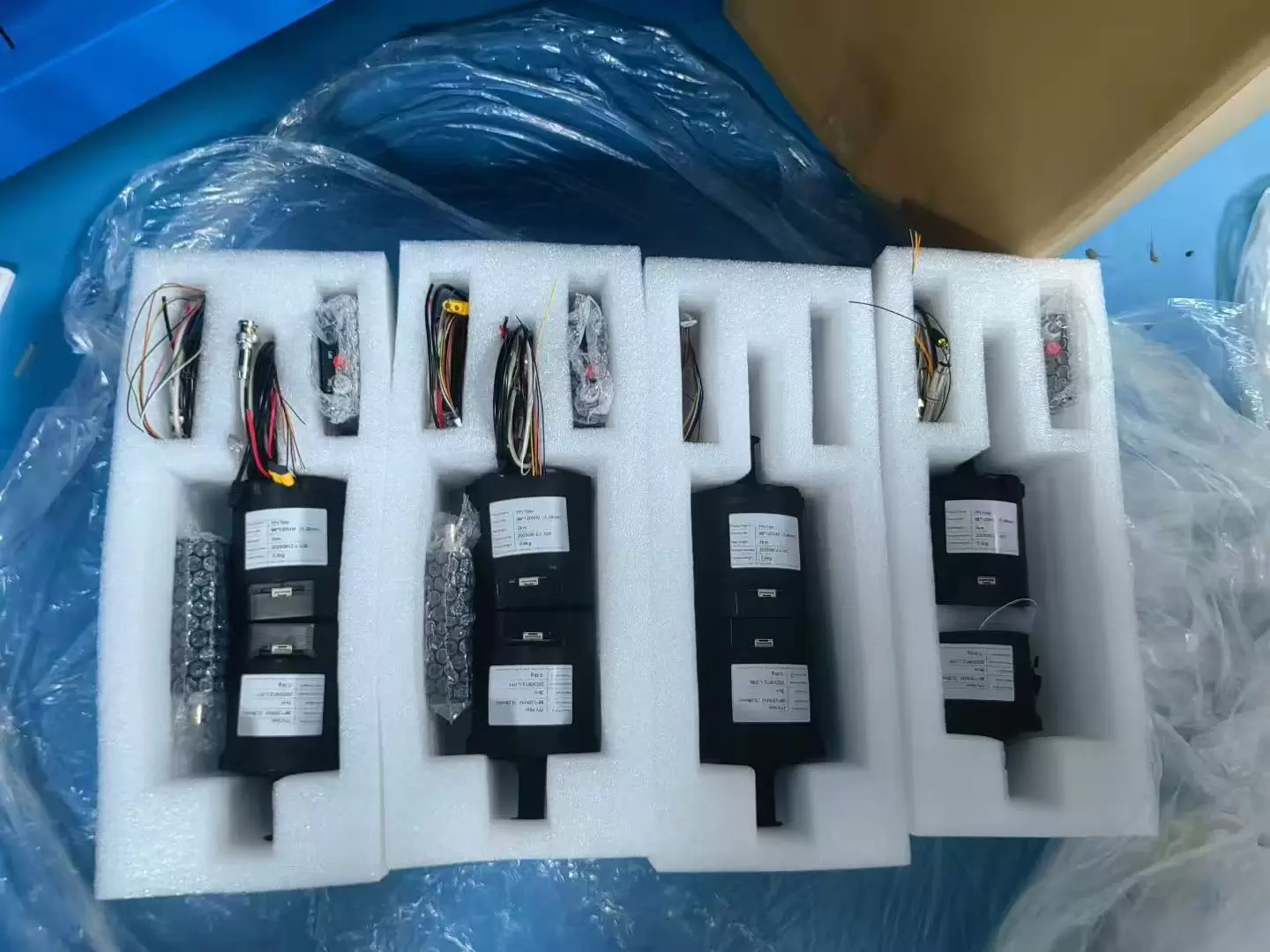 3km, 5km, 10km, 15km, 20km, 30km, 40km 범위의 광섬유 스풀이 장착된 드론입니다.