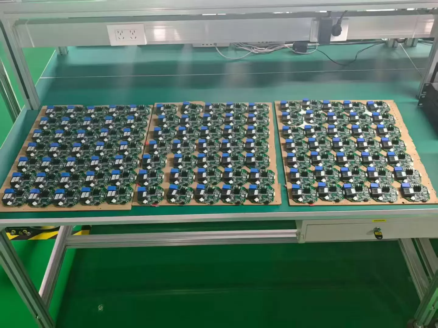 3km, 5km, 10km, 15km, 20km, 30km, 40km 범위의 광섬유 스풀이 장착된 드론입니다.