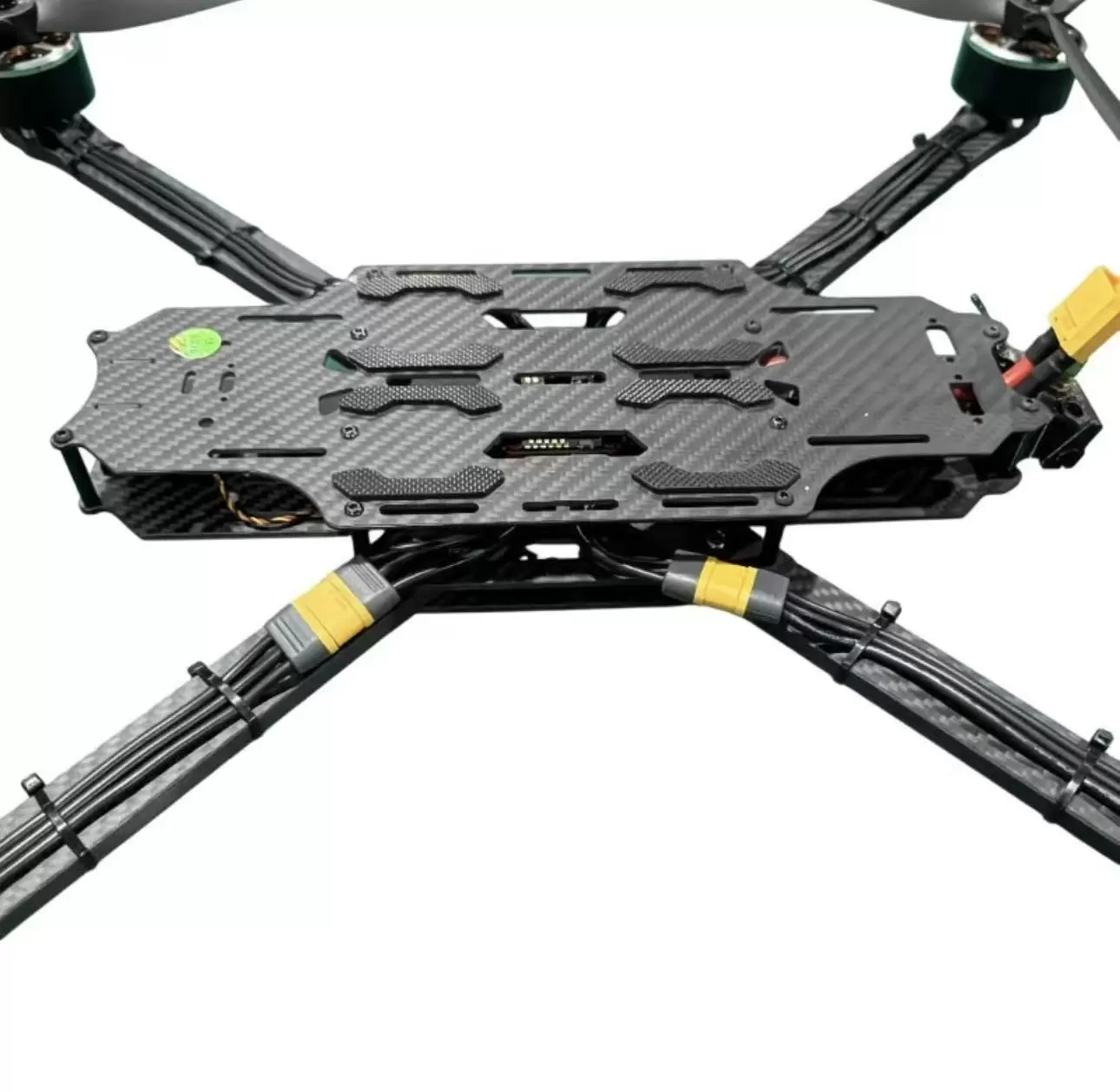 AI 유도 및 광섬유 전송 기능을 갖춘 15인치 FPV 드론