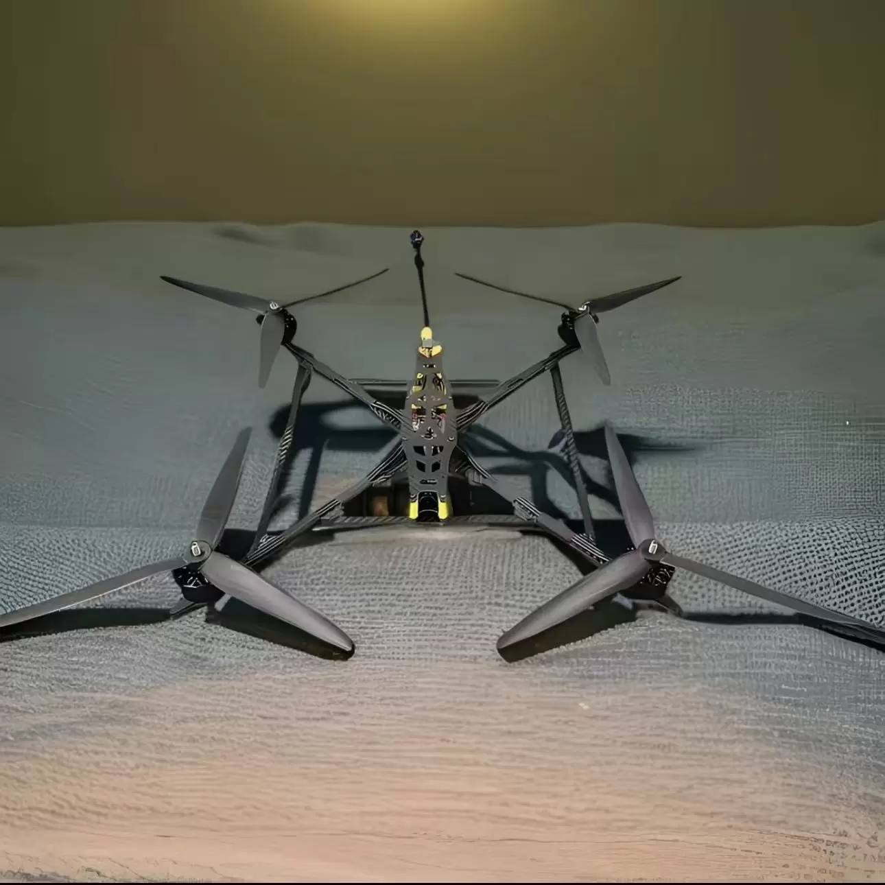 AI 유도 및 광섬유 전송 기능을 갖춘 13인치 FPV 드론 13A